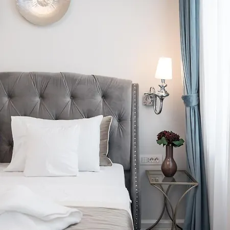 Highline Downtown Oldtown Unirii Square Апарт-готель 4*