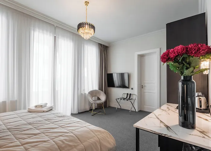 Highline Downtown Oldtown Unirii Square Апарт-отель